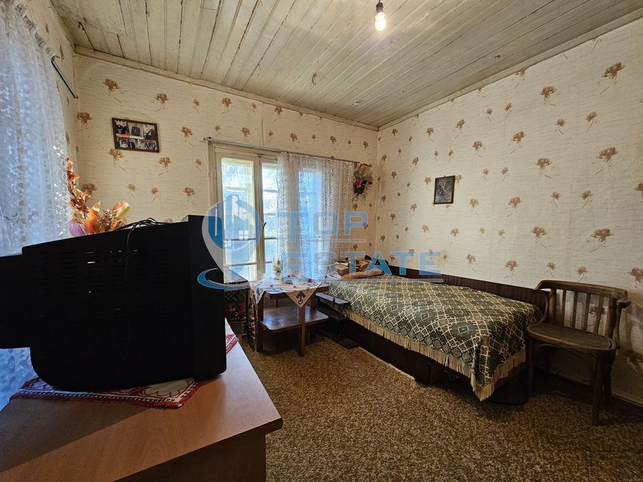 Тухлена къща с голям двор и кладенец в село Писарево