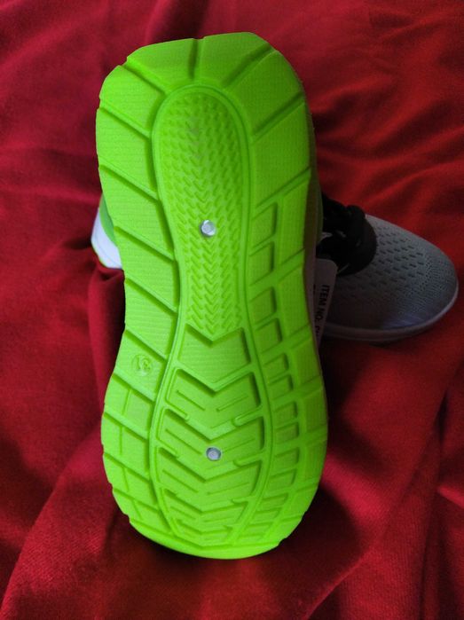 Детски маратонки нови