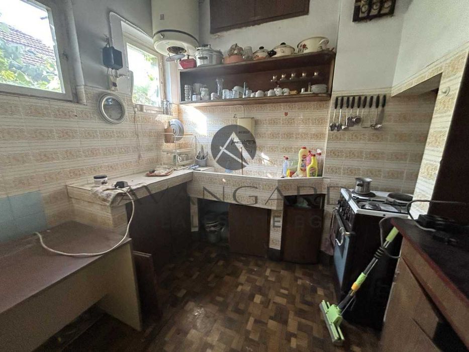 оф.21484 Етаж от къща с гараж и две паркоместа/ Водната палата