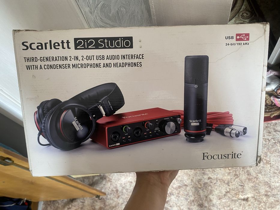 Звуковая карта и микрофон Scarlett 2i2 studio
