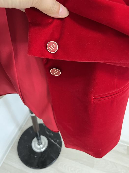 Красный бархатный женский пиджак