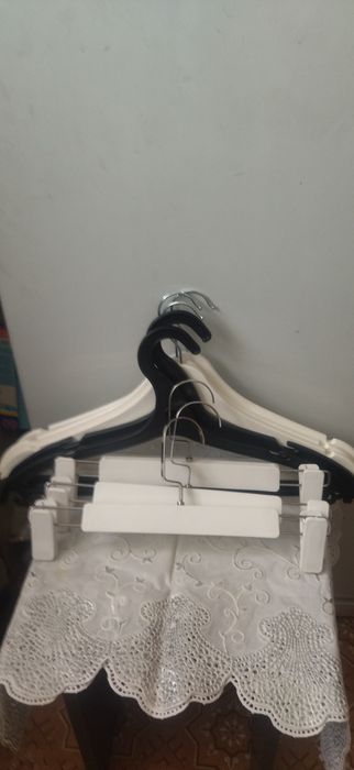 продам фирменные вешалки