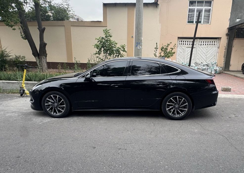 Hyundai Sonata qora