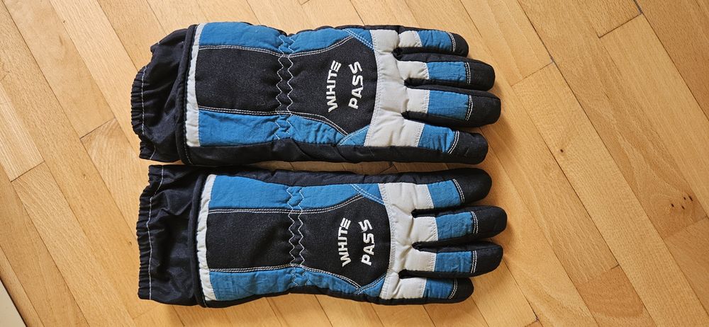 Скиорски ръкавици за около 12 годишно дете