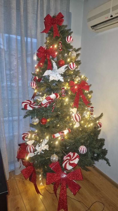 Продавам зелена голяма елха  и бяла елха с коледна украса