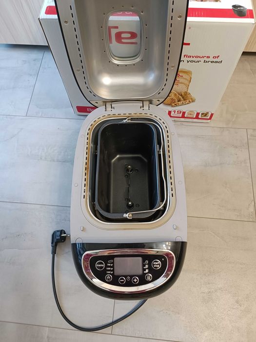 Хлебопекарна Tefal много запазена. Липсват само тавичките за кифлички.