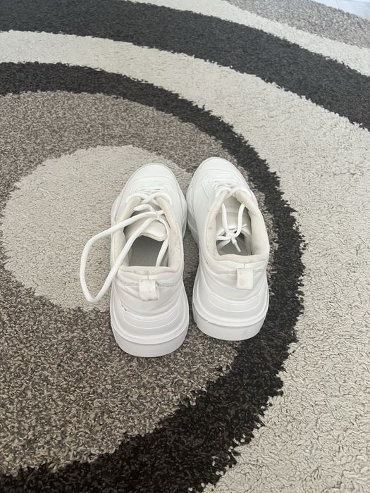 Продам женские кроссовки