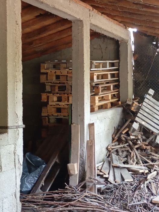 Продавам метални колове и палети.