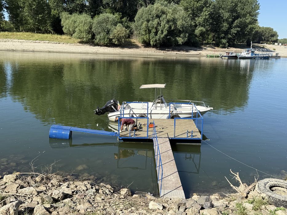 Barca + Ponton de vanzare ancorat  in Parcul Mare