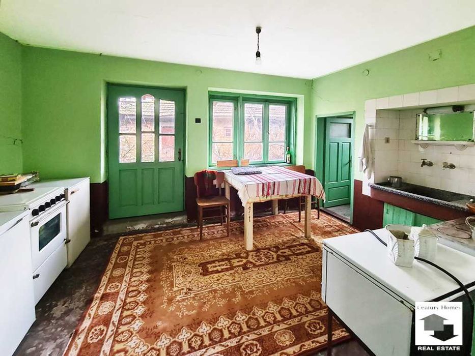 140333 Двуетажна къща с кладенец и гараж в с. Долна Липница