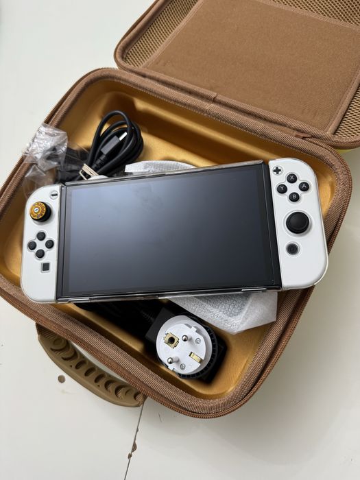 Продам Игровая приставка Nintendo Switch OLED белый