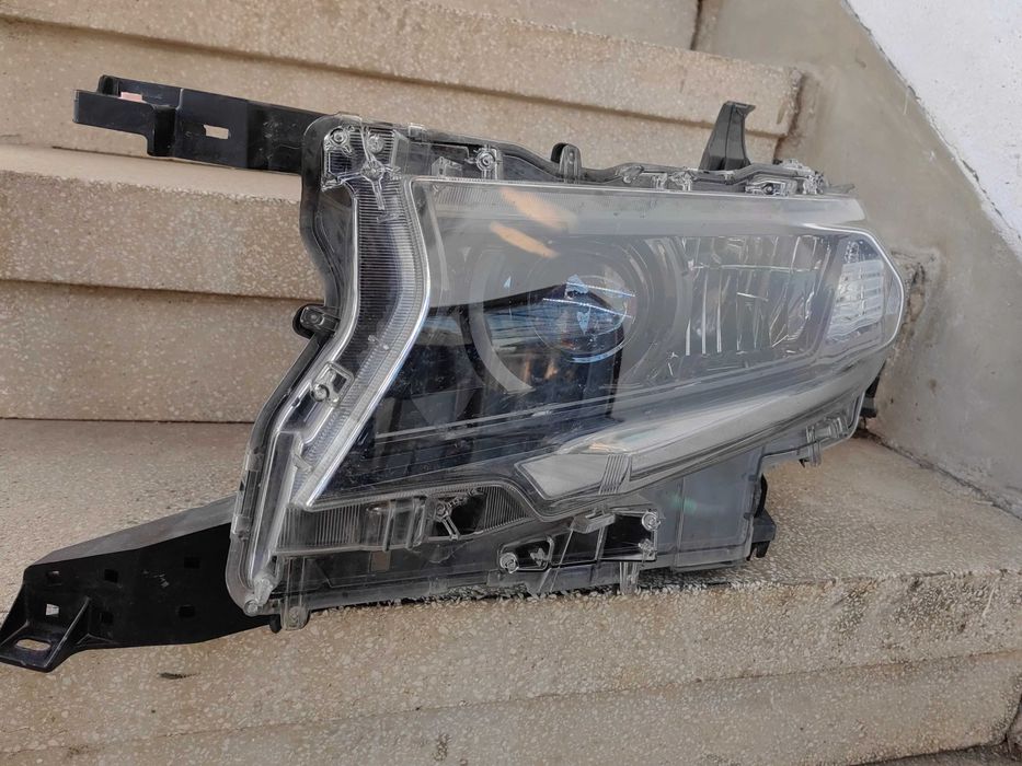 Фар Toyota Land Cruiser FJ150 Prado LED ляв