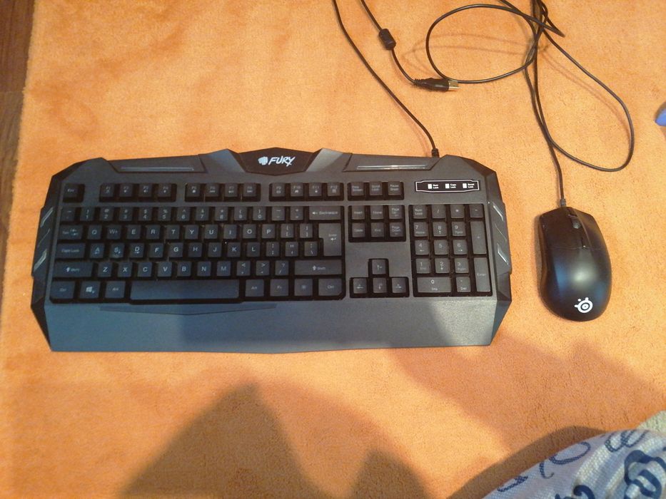 Vand tastatura si mouse de gaming