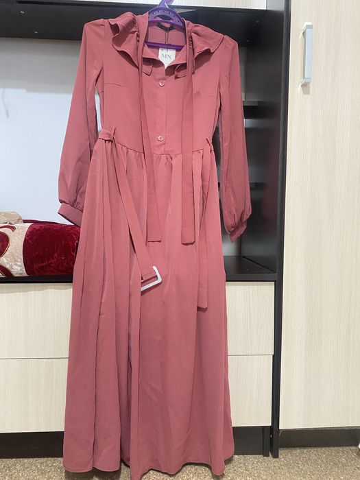 Платье длинное с ремешком новая