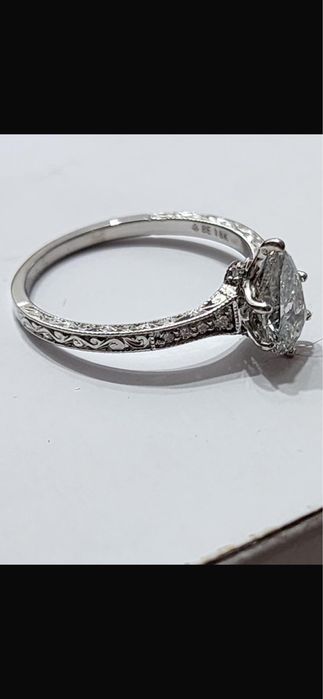 Продам кольцо с бриллиантом