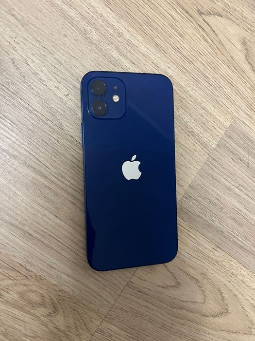 Синий IPhone 12.