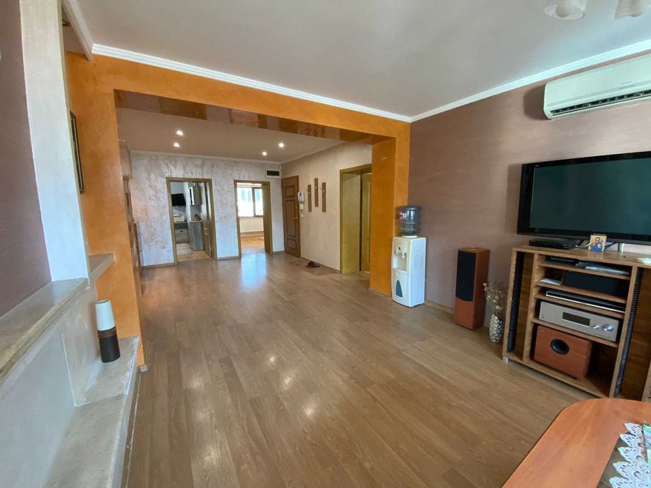 Продава се Четиристаен апартамент в Добрич, Център - 130 кв.м за 1001 €/кв.м - Снимка #13