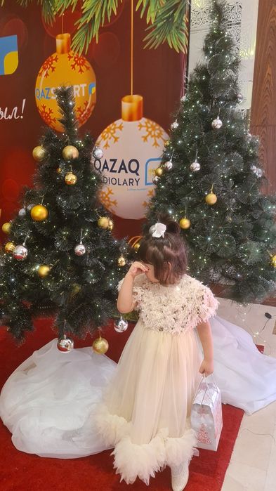 Платье  нарядное девочке 116-120см