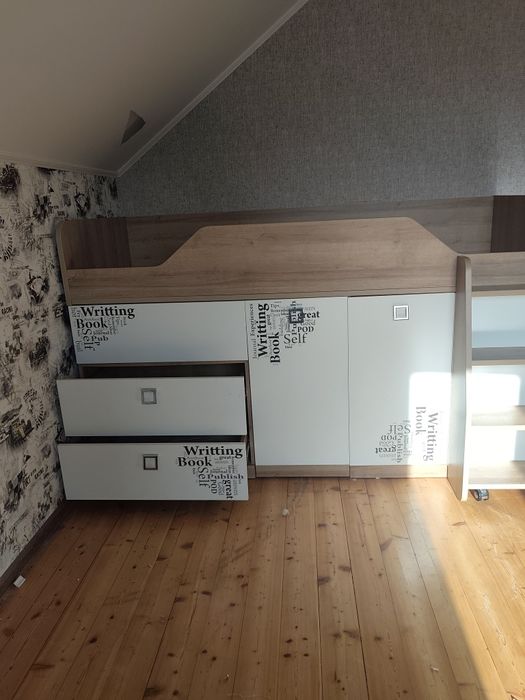 Детская кровать и стенка