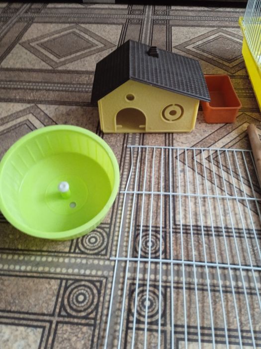 Клетка для попугая со всеми удобствами