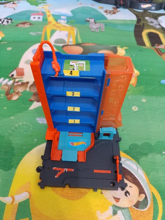 Гаражи и писти hot wheels