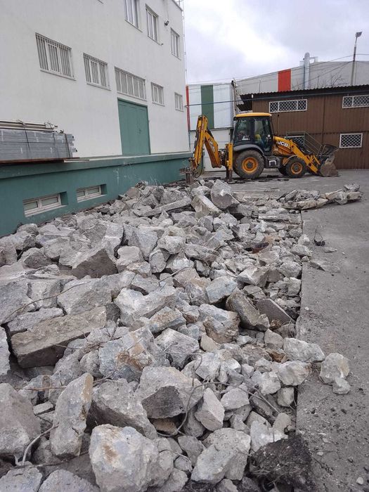 buldoexcavator cu picon , demolari , defrisari , fundatii