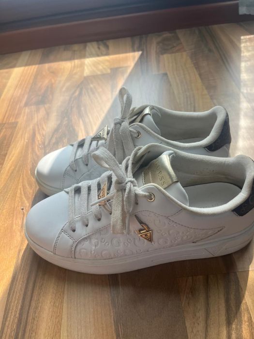 Adidasi Guess din piele marimea 40 Italia
