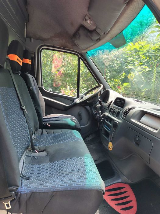 Vindem AUTOUTILITARA MERCEDES SPRINTER 211CDI3550, anul 2000, in stare buna de functionare cu toate actele la zi. PRETUL 4000euro, tel. 0764 717 121.