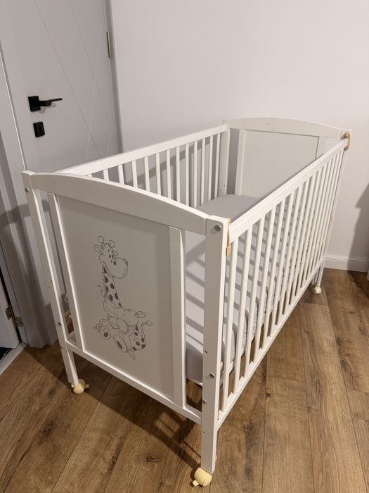 Patut din lemn masiv 120x60 cm Bria alb cu laterala culisanta si saltea cocos LUX 120x60x12 cm, reglabil pe 3 nivele