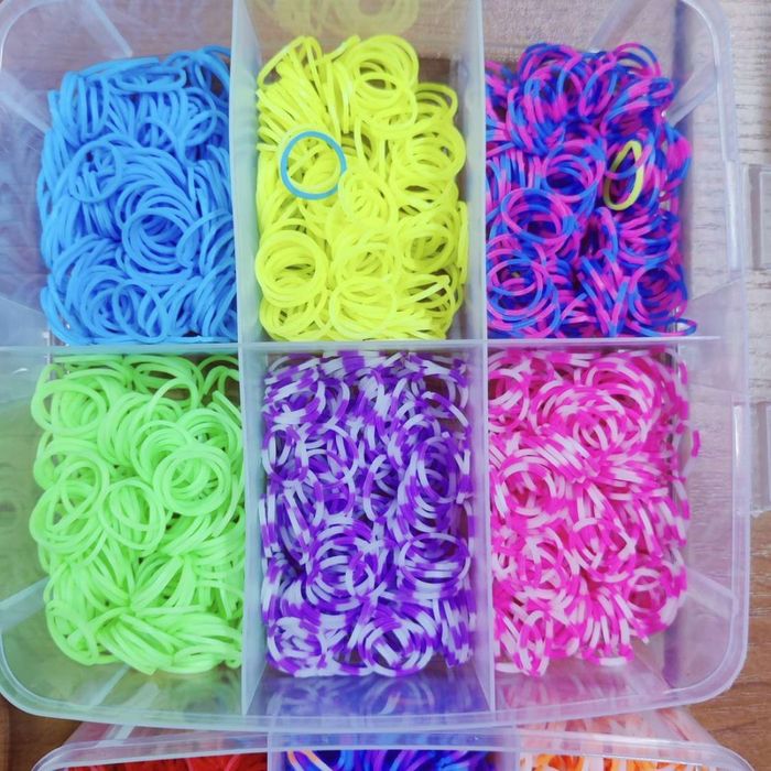 Комплект куфар с ластици  за плетене на гривни