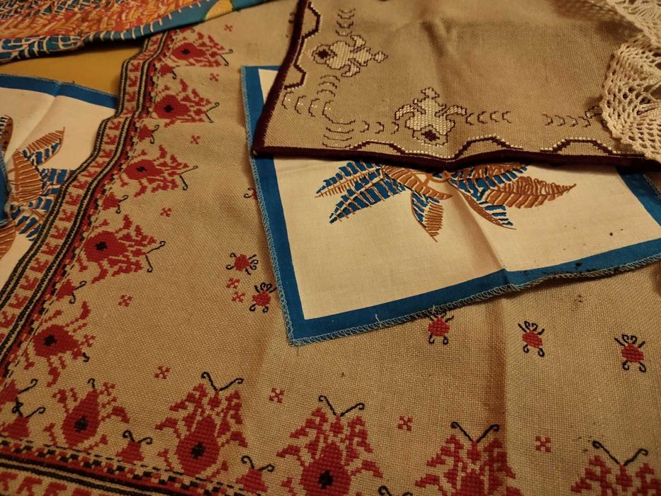 Ръчно бродирани и шити шевици, кърпи, гоблени