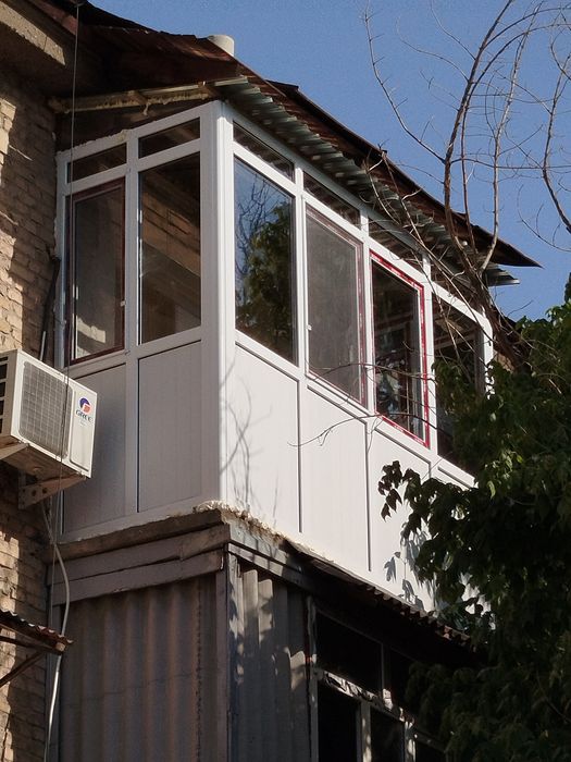 Легкое остекление балконов из Акфа и Сендвич панелей.