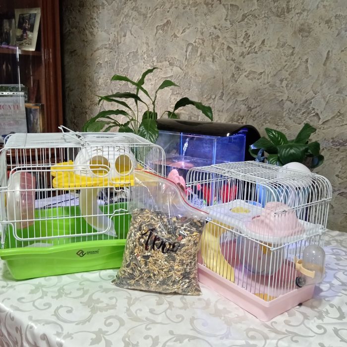 продам 2  клетки для хомяков