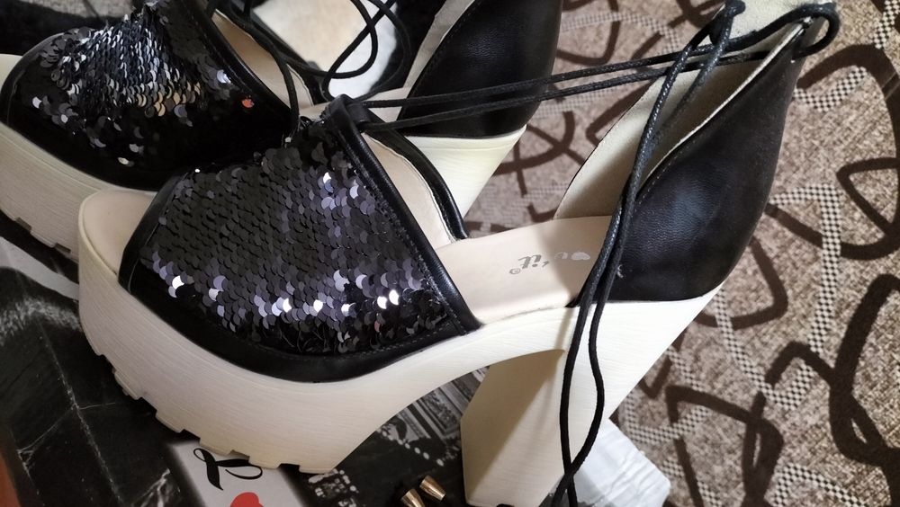 Sandale cu platforma și paiete reversibile