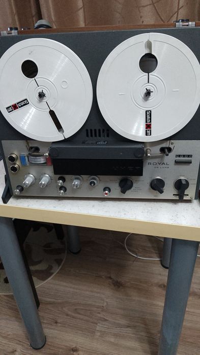 De vânzare cd player original Sharp.