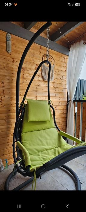 Balansoar negru cu perna verde.