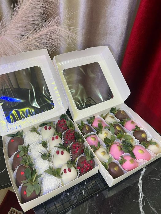 Клубника и финики в шоколаде