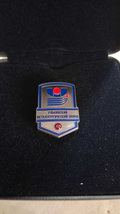 Значки продам  много