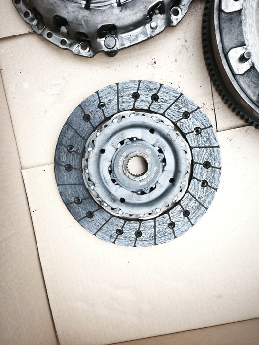 Kit ambreiaj+volanta Luk BMW E60 520D 6+1 177 cai n47  calitate UK