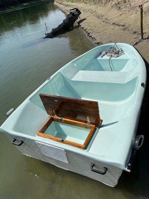 Barcă fibră cu motor