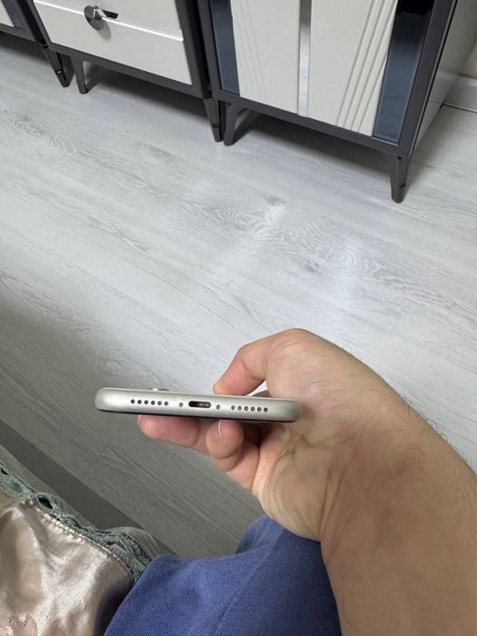 Айфон 11 белого  цвета