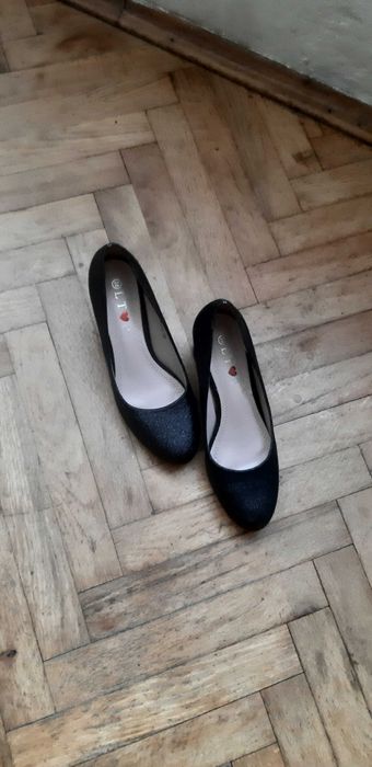Чисто нови дамски обувки