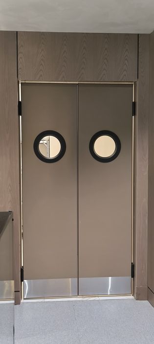 Маятниковые (ковбойские) двери в кафе, ресторан