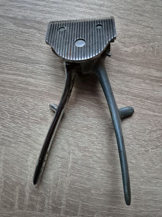 Vând aparat de tuns manual vechi functional,160 lei