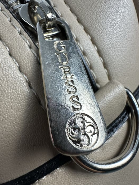 Guess дамска чанта през рамо / crossbody – бяла и бежова, нов модел