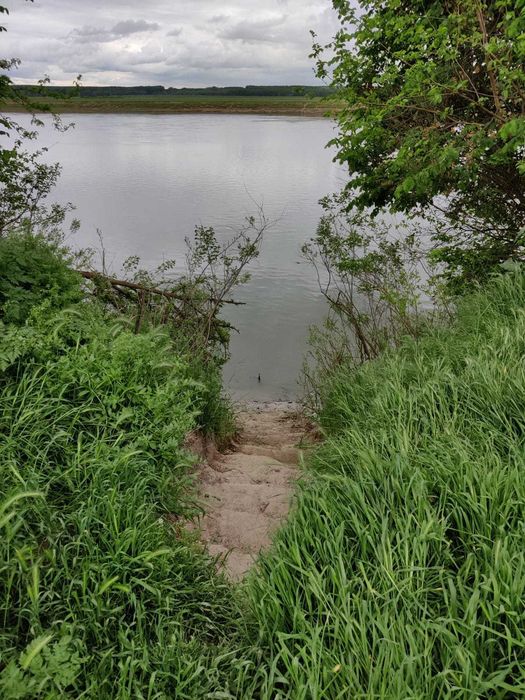 Vand teren intravilan cu deschidere la apa, asfalt, utilitati