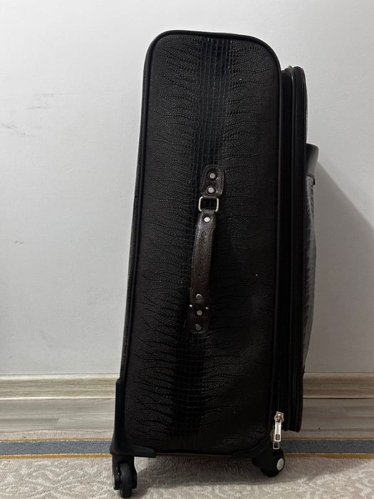 Чемодан сатылады.