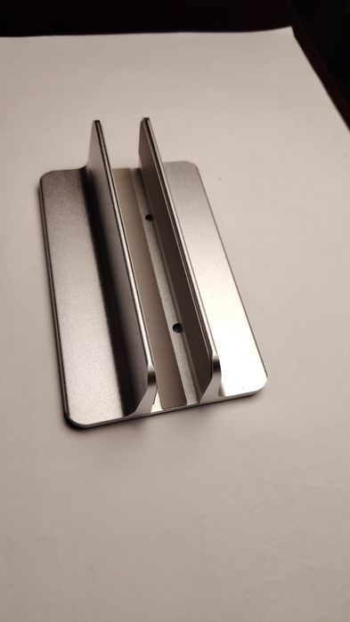 Вертикальный держатель для ноутбука