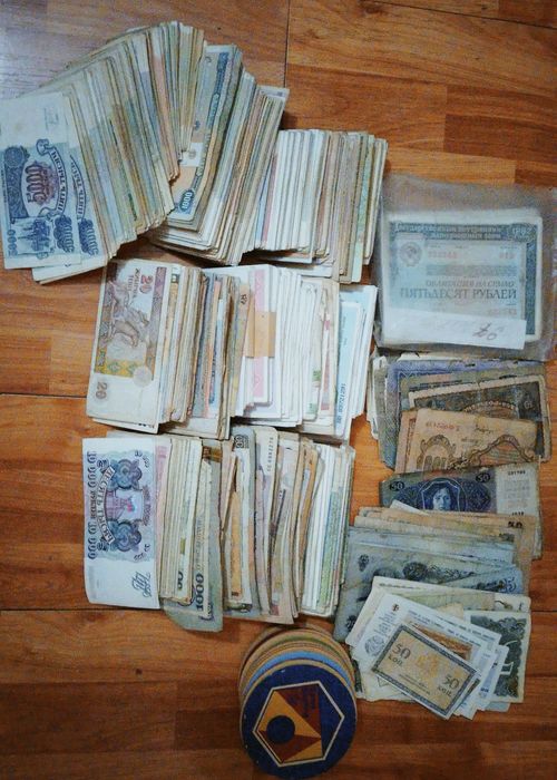 Бумажные банкноты. 2110 штук