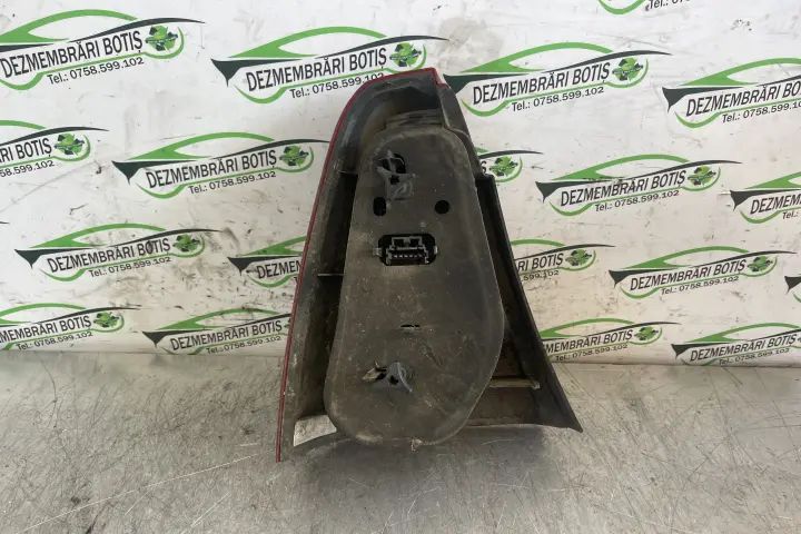 Lampa / Tripla stop dreapta pe aripa 8200211019 Dacia Logan 2007